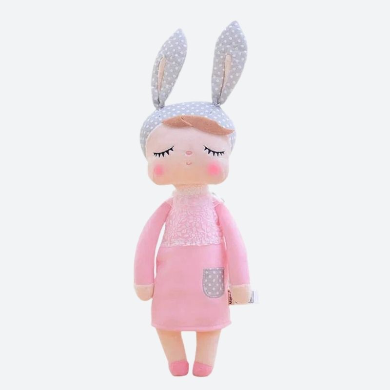 MELINA, le doudou fée Dolls, est une compagne enchantée de 34 cm conçue pour émerveiller votre enfant. Avec sa robe rose et ses oreilles de lapin grises à pois blancs, cette adorable fée devient rapidement le meilleur ami de votre petit(e), lui offrant confort et enchantement tout au long de la journée.