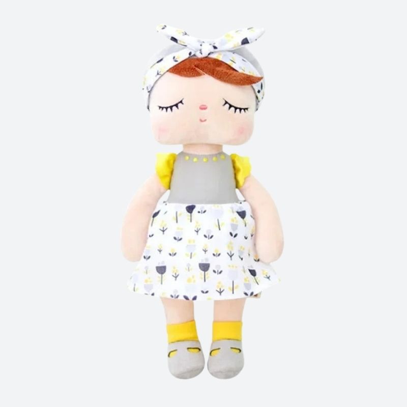 RIMA, la fée dolls, est une compagne enchantée aux détails raffinés. Avec son bonnet gris et son haut élégant, sa jupe fleurie et ses accessoires assortis, elle invite à des aventures féeriques pleines de magie et de tendresse.