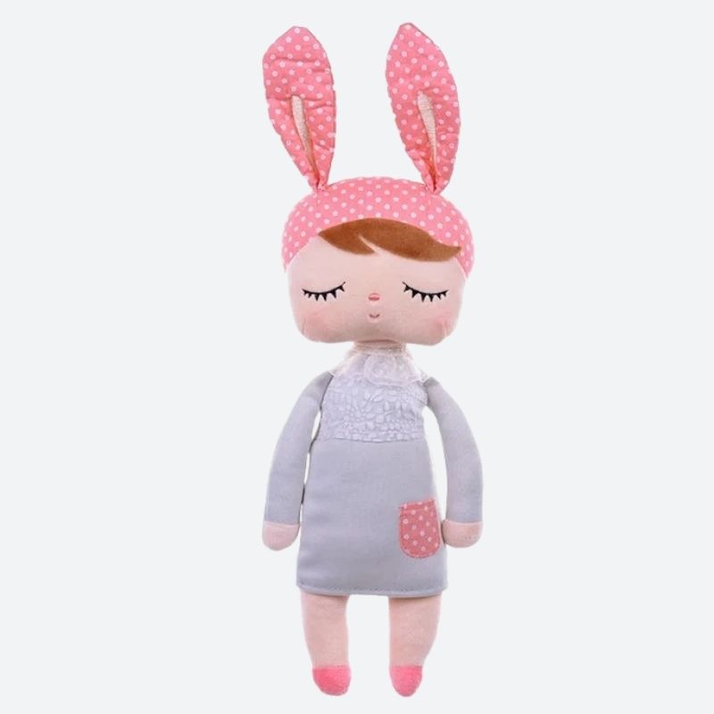 SUZANNA, le doudou fée Dolls de 34 cm, est une compagne féerique qui apportera réconfort et magie à votre enfant. Avec ses oreilles de lapin rose à pois blancs, sa combinaison bleu mauve et ses ballerines roses, cette adorable fée deviendra rapidement le compagnon idéal pour des aventures enchantées. Image