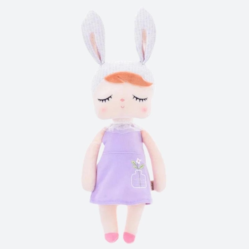 SYLVIE, le doudou fée Dolls, est une compagne magique de 34 cm, conçue pour émerveiller votre enfant. Avec ses oreilles de lapin claires et sa robe violette, cette adorable fée rousse devient rapidement le meilleur ami de votre petit(e), lui offrant réconfort et enchantement tout au long de la journée.
