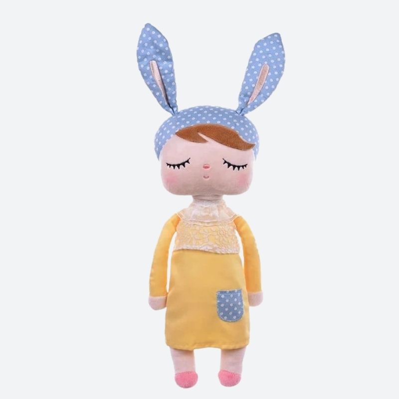 ZOEY, le doudou fée Dolls de 34 cm, est une compagne magique qui égayera les journées de votre enfant. Avec ses oreilles de lapin bleu et rose à pois, sa robe jaune et ses ballerines roses assorties, cette adorable fée deviendra rapidement le compagnon préféré de votre petit(e), lui offrant réconfort et enchantement.