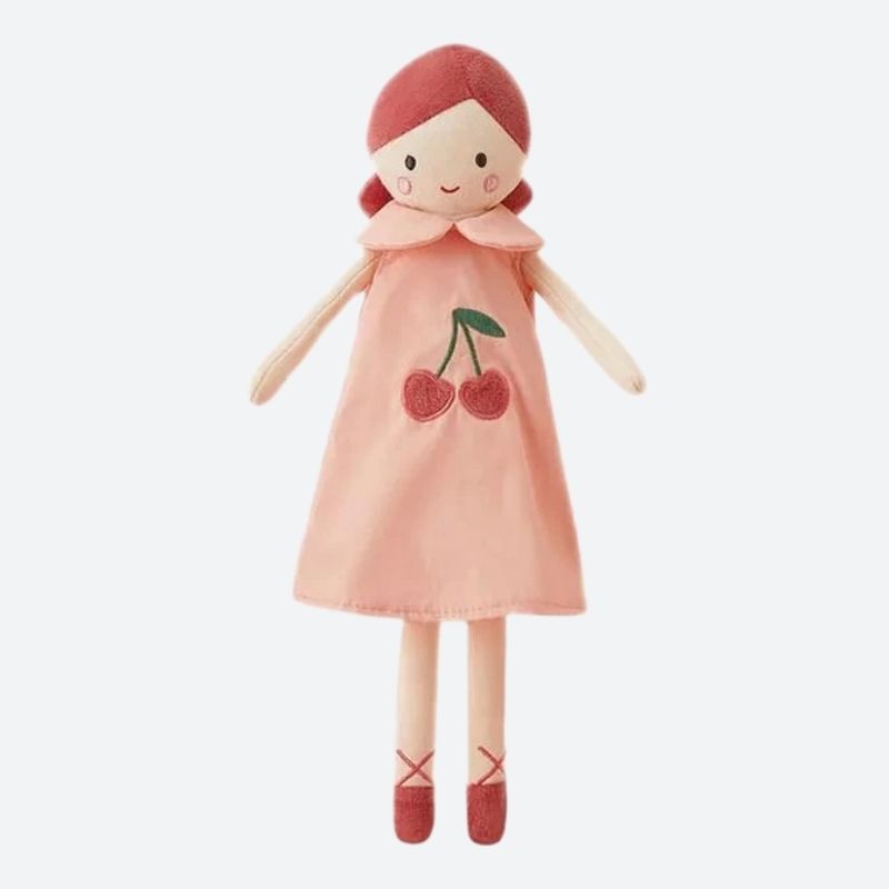 CERISE, la peluche fée de 35 cm, est une amie douce et espiègle. Avec ses cheveux roux attachés et sa robe rose ornée de cerises, elle apporte une touche de magie à chaque moment de jeu.
