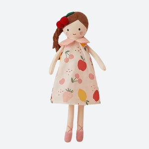 FRUTIYA, la peluche fille de 35 cm, apporte une touche de fraîcheur et de fantaisie avec sa robe aux motifs de fruits et son col Claudine rose. Avec ses cheveux bruns attachés en natte et sa pince cerise, elle est prête à partir à l'aventure !