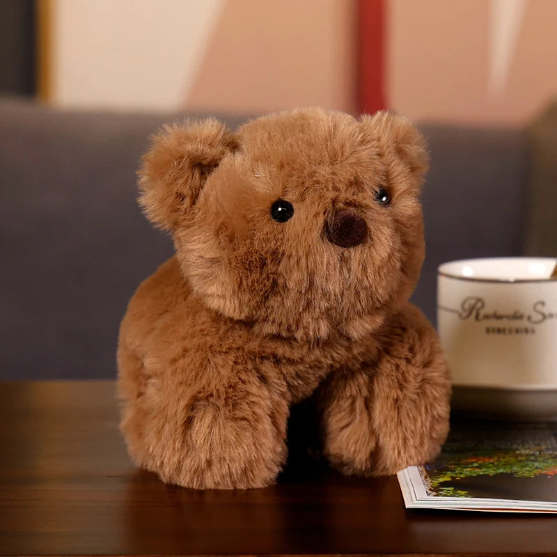 Découvrez YOKIZU, le mini doudou ours bracelet, un compagnon de jeu polyvalent qui peut être porté comme un bracelet ou attaché à divers équipements pour bébé. Avec sa douce fourrure et son design adorable, YOKIZU offre confort et compagnie à votre enfant, où qu'il aille. Image