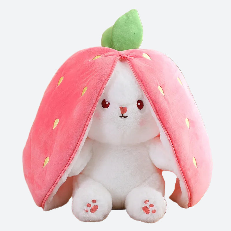 AMANDINE, la peluche lapin fraise aux multiples dimensions (20-25cm, 30-35cm, 40-45cm). Un jouet magique qui offre le choix entre un lapin câlin et une fraise délicieuse.