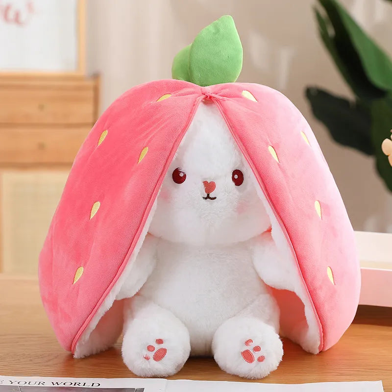 AMANDINE, la peluche lapin fraise aux multiples dimensions (20-25cm, 30-35cm, 40-45cm). Un jouet magique qui offre le choix entre un lapin câlin et une fraise délicieuse.