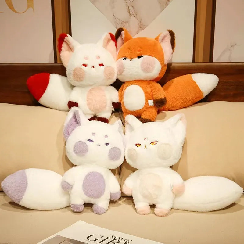  ALI, le doudou peluche renard aux multiples couleurs éclatantes et aux yeux d'or étincelants. Disponible en deux tailles, 60cm et 100cm, ALI apportera une touche de magie à chaque étreinte.
