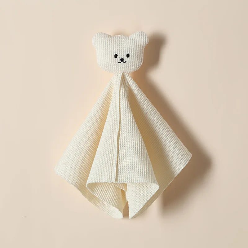 CLÉMENT, le doudou ours plat, séduit par sa texture coton super douce et ses 5 couleurs éclatantes. Son format carré de petit gabarit en fait le compagnon idéal pour les câlins et les moments de réconfort. ECRU