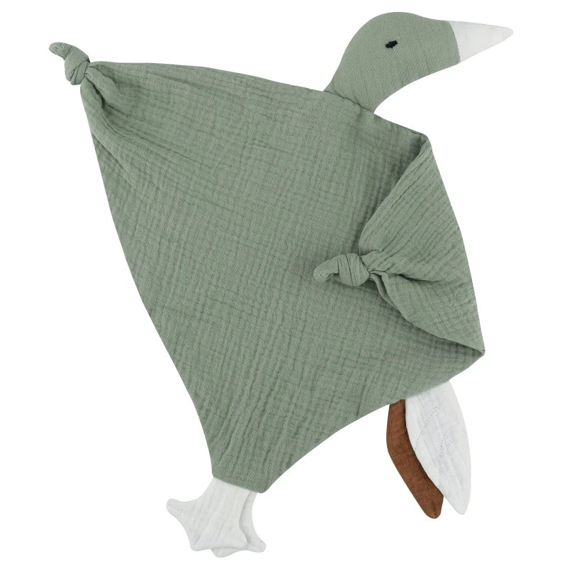doudou gaze de coton oie, se présente en 9 couleurs éclatantes. Son design plat en triangle et ses détails astucieux, tels que deux grandes étiquettes à machouiller et deux noeuds attache tétine aux bouts des ailes avec le bec blanc et des pattes palmées, en font un doudou magnifique et fonctionnel, conçu dans une délicate gaze de coton.