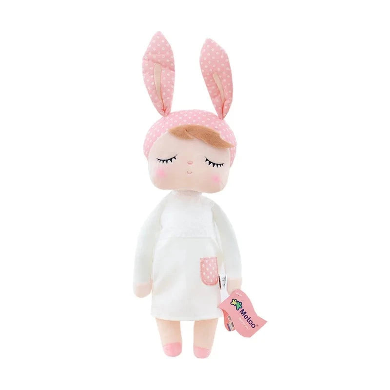 Faites la rencontre de NOVA, le doudou fée dolls de 34 cm, une créature féerique aux oreilles de lapin rose et à la robe blanche ornée d'une poche rose à pois blancs. Avec ses ballerines roses et son sourire radieux, elle est prête à partager son monde merveilleux avec votre enfant.