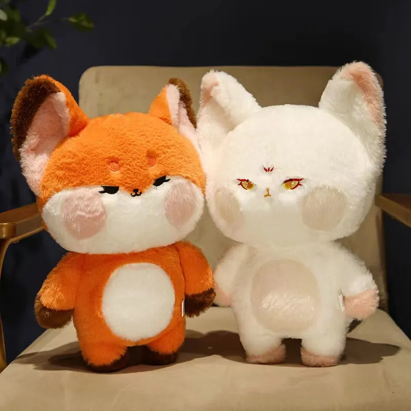  ALI, le doudou peluche renard aux multiples couleurs éclatantes et aux yeux d'or étincelants. Disponible en deux tailles, 60cm et 100cm, ALI apportera une touche de magie à chaque étreinte. Image