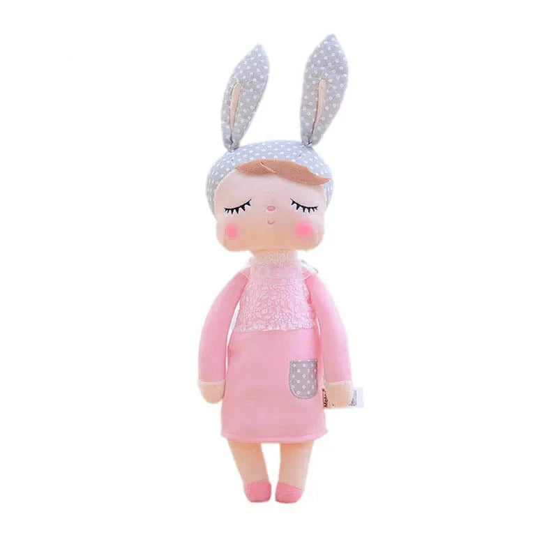 MELINA, le doudou fée Dolls, est une compagne enchantée de 34 cm conçue pour émerveiller votre enfant. Avec sa robe rose et ses oreilles de lapin grises à pois blancs, cette adorable fée devient rapidement le meilleur ami de votre petit(e), lui offrant confort et enchantement tout au long de la journée.