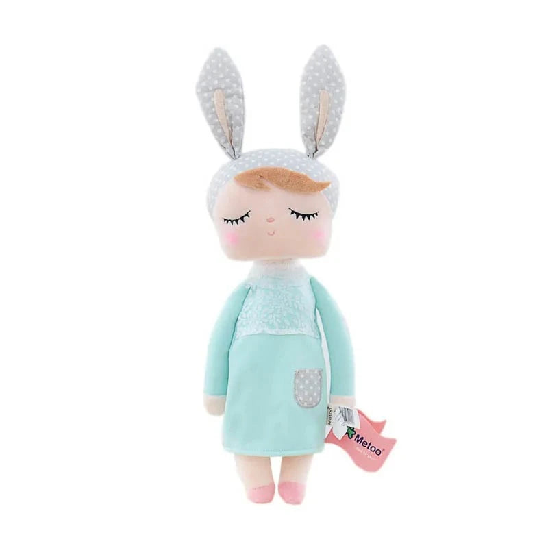 JUNE, le doudou fée Dolls de 34 cm, est une compagne magique qui apporte réconfort et émerveillement. Avec ses détails soignés, tels que ses oreilles de lapin, sa robe bleu ciel et ses oreilles à pois, elle stimule l'imagination et invite à des jeux enchantés.