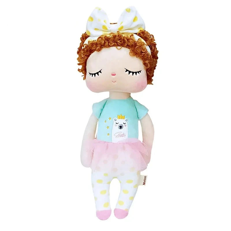 APRIL, le doudou fée Dolls de 34 cm, est une compagne enchantée aux bouclettes rousses, prête à vivre des aventures magiques. Avec sa tenue adorable et ses détails soignés, elle éveille l'imagination et invite à des jeux merveilleux.