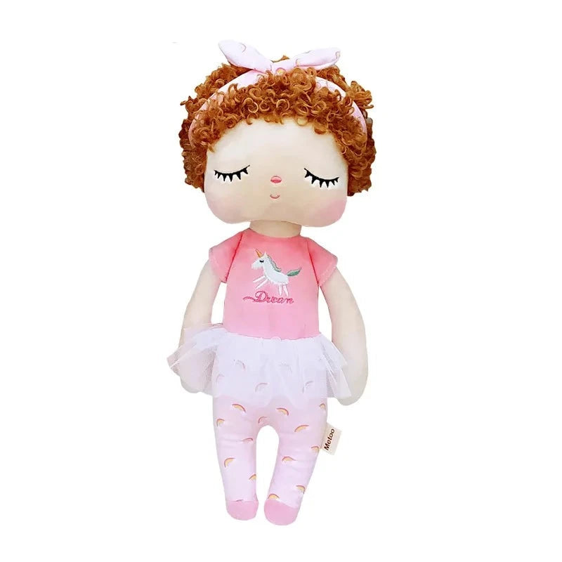 Plongez dans un monde de rêves avec LILI, le doudou fée dolls de 34 cm. Avec ses bouclettes rousses et sa tenue féerique, elle invite à des aventures magiques et à des câlins réconfortants.