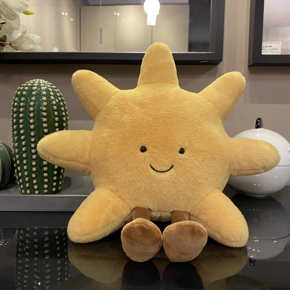 YAHO, le doudou peluche soleil, rayonnant de joie et de douceur. Disponible en deux tailles, environ 30cm et environ 45cm, YAHO apportera une lueur chaleureuse à chaque étreinte. Image
