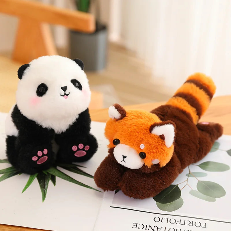 Rencontrez KAWAIA, le mini doudou panda bracelet, un adorable compagnon de jeu pour votre bébé. Avec son design mignon et sa taille parfaite pour être porté comme un bracelet ou attaché à divers équipements pour bébé, KAWAIA offre réconfort et amusement où que vous alliez. avec son ami panda roux