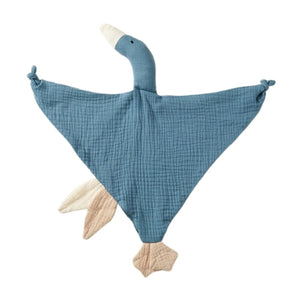 GEORGIA, le doudou oie bébé, se présente en 6 couleurs éclatantes. Son design plat en triangle et ses détails astucieux, tels que deux grandes étiquettes à machouiller et deux noeuds attache tétine aux bouts des ailes avec le bec blanc, en font un doudou magnifique et fonctionnel.