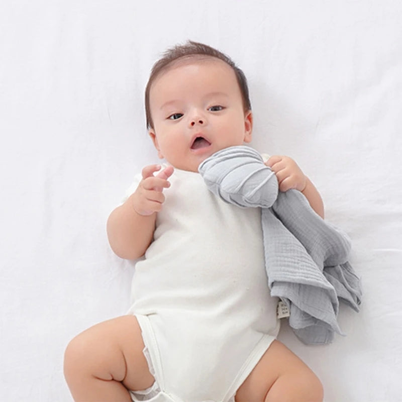 bébé qui joue avec Doudou bébé coquillage - AYDEN