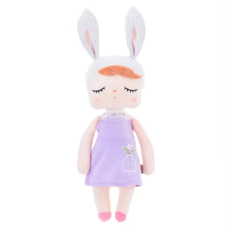 SYLVIE, le doudou fée Dolls, est une compagne magique de 34 cm, conçue pour émerveiller votre enfant. Avec ses oreilles de lapin claires et sa robe violette, cette adorable fée rousse devient rapidement le meilleur ami de votre petit(e), lui offrant réconfort et enchantement tout au long de la journée.