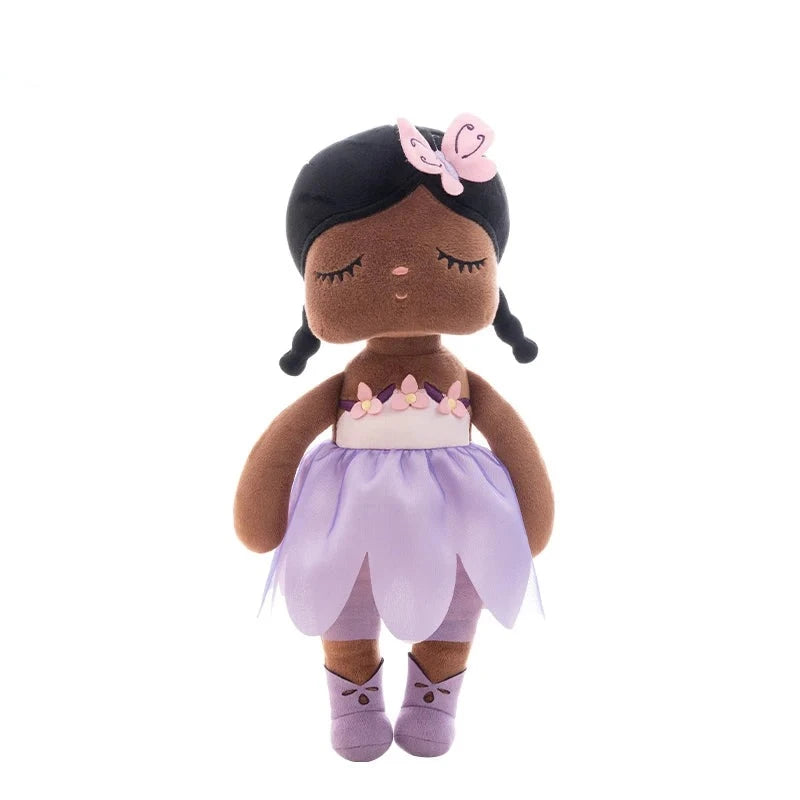 BRIGITTE, le doudou fée Dolls, est une compagne magique de 34 cm, conçue pour égayer les journées de votre enfant. Avec sa peau couleur chocolat, ses nattes, sa robe violette et ses ballerines assorties, cette adorable fée devient rapidement le meilleur ami de votre petit(e), lui offrant réconfort et enchantement tout au long de la journée.