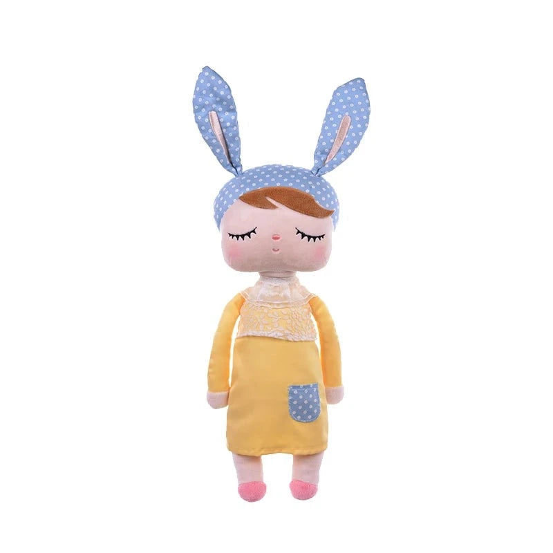 ZOEY, le doudou fée Dolls de 34 cm, est une compagne magique qui égayera les journées de votre enfant. Avec ses oreilles de lapin bleu et rose à pois, sa robe jaune et ses ballerines roses assorties, cette adorable fée deviendra rapidement le compagnon préféré de votre petit(e), lui offrant réconfort et enchantement.