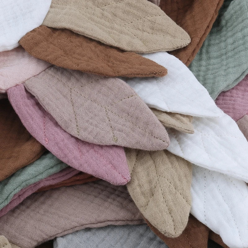 doudou gaze de coton oie, se présente en 9 couleurs éclatantes. Son design plat en triangle et ses détails astucieux, tels que deux grandes étiquettes à machouiller et deux noeuds attache tétine aux bouts des ailes avec le bec blanc et des pattes palmées, en font un doudou magnifique et fonctionnel, conçu dans une délicate gaze de coton.