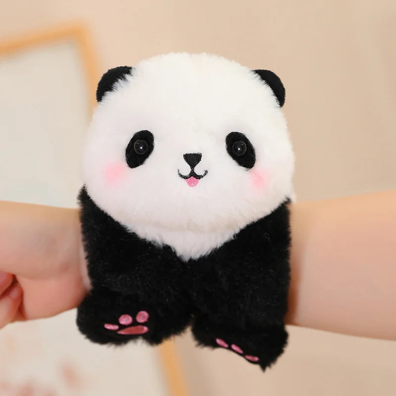Rencontrez KAWAIA, le mini doudou panda bracelet, un adorable compagnon de jeu pour votre bébé. Avec son design mignon et sa taille parfaite pour être porté comme un bracelet ou attaché à divers équipements pour bébé, KAWAIA offre réconfort et amusement où que vous alliez. Image