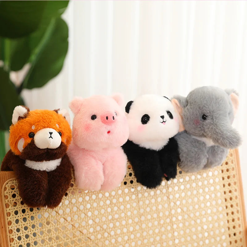 Rencontrez KAWAIA, le mini doudou panda bracelet, un adorable compagnon de jeu pour votre bébé. Avec son design mignon et sa taille parfaite pour être porté comme un bracelet ou attaché à divers équipements pour bébé, KAWAIA offre réconfort et amusement où que vous alliez. avec ses amis panda roux, cochon et éléphant Image