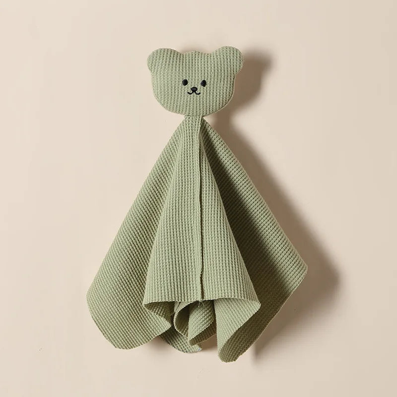 CLÉMENT, le doudou ours plat, séduit par sa texture coton super douce et ses 5 couleurs éclatantes. Son format carré de petit gabarit en fait le compagnon idéal pour les câlins et les moments de réconfort. VERT