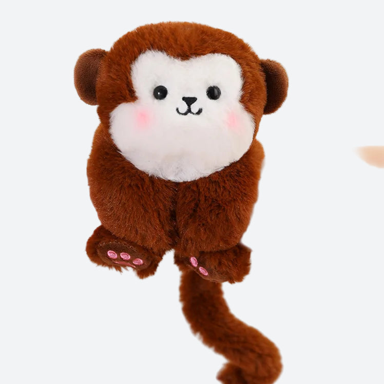 TIKITOKI, le mini doudou singe, est le compagnon parfait pour les déplacements de votre bébé. Attaché au bras de votre enfant ou à divers équipements pour bébé, TIKITOKI offre réconfort et amusement avec son design ludique et sa douceur. Image
