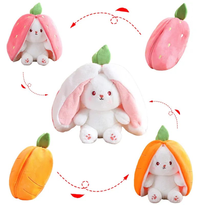AMANDINE, la peluche lapin fraise aux multiples dimensions (20-25cm, 30-35cm, 40-45cm). Un jouet magique qui offre le choix entre un lapin câlin et une fraise délicieuse.