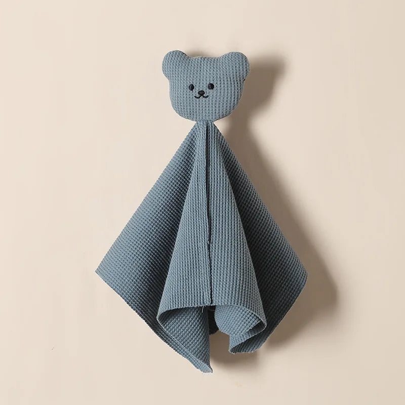 CLÉMENT, le doudou ours plat, séduit par sa texture coton super douce et ses 5 couleurs éclatantes. Son format carré de petit gabarit en fait le compagnon idéal pour les câlins et les moments de réconfort. BLEU