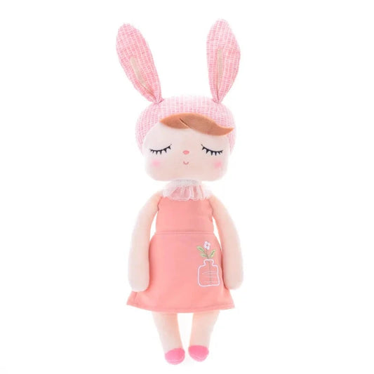 ANGELICA, le doudou fée Dolls, est une compagne magique de 34 cm, conçue pour égayer les journées de votre enfant. Avec ses oreilles de lapin rose, sa robe rose et ses ballerines assorties, cette adorable fée rousse devient rapidement le meilleur ami de votre petit(e), lui offrant réconfort et enchantement tout au long de la journée.