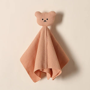 CLÉMENT, le doudou ours plat, séduit par sa texture coton super douce et ses 5 couleurs éclatantes. Son format carré de petit gabarit en fait le compagnon idéal pour les câlins et les moments de réconfort. ROUGE