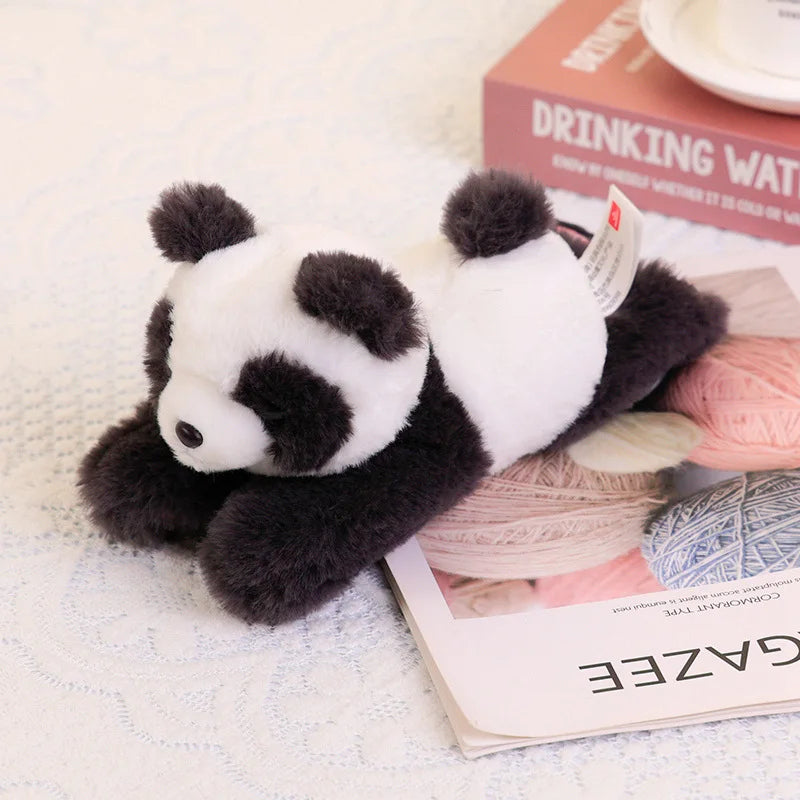 Découvrez ADANELLE, le mini doudou panda bracelet, un compagnon de jeu polyvalent qui peut être porté comme un bracelet ou attaché à divers équipements pour bébé. Avec sa douce fourrure et son design adorable, ADANELLE offre confort et compagnie à votre enfant, où qu'il aille. Image