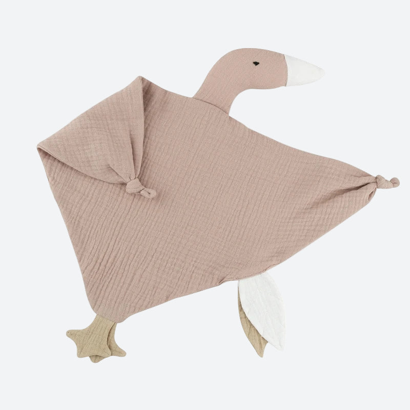 doudou gaze de coton oie, se présente en 9 couleurs éclatantes. Son design plat en triangle et ses détails astucieux, tels que deux grandes étiquettes à machouiller et deux noeuds attache tétine aux bouts des ailes avec le bec blanc et des pattes palmées, en font un doudou magnifique et fonctionnel, conçu dans une délicate gaze de coton.