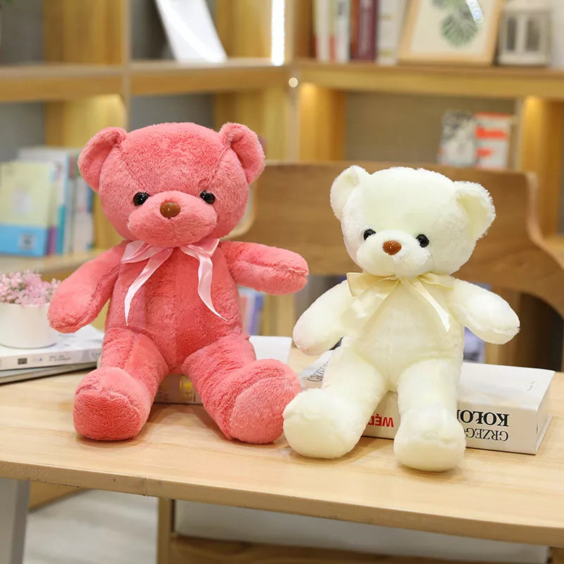 Découvrez la magie de l'enfance avec JEAN-MARC, le doudou peluche bébé ours disponible en 10 couleurs. Avec ses 30 cm de tendresse et son élégant noeud au cou, JEAN-MARC est prêt à devenir le compagnon de jeu préféré de votre tout-petit. Image
