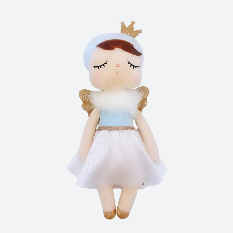 IRENE, le doudou fée Dolls, est une compagne magique conçue pour stimuler l'imagination de votre enfant. Avec sa taille de 34 cm, cette adorable fée deviendra rapidement le meilleur ami de votre petit(e), lui offrant confort et enchantement tout au long de la journée.