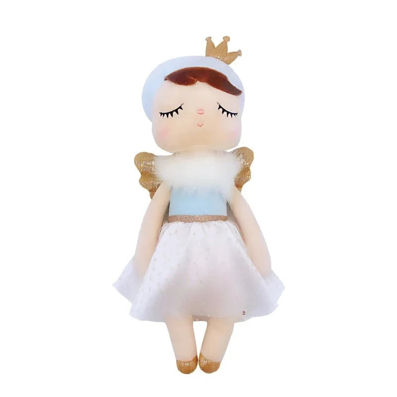 IRENE, le doudou fée Dolls, est une compagne magique conçue pour stimuler l'imagination de votre enfant. Avec sa taille de 34 cm, cette adorable fée deviendra rapidement le meilleur ami de votre petit(e), lui offrant confort et enchantement tout au long de la journée.