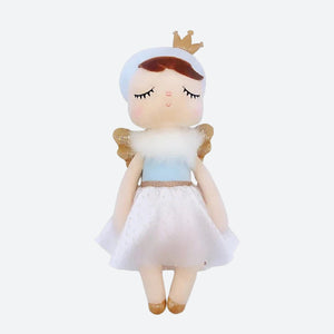 IRENE, le doudou fée Dolls, est une compagne magique conçue pour stimuler l'imagination de votre enfant. Avec sa taille de 34 cm, cette adorable fée deviendra rapidement le meilleur ami de votre petit(e), lui offrant confort et enchantement tout au long de la journée.