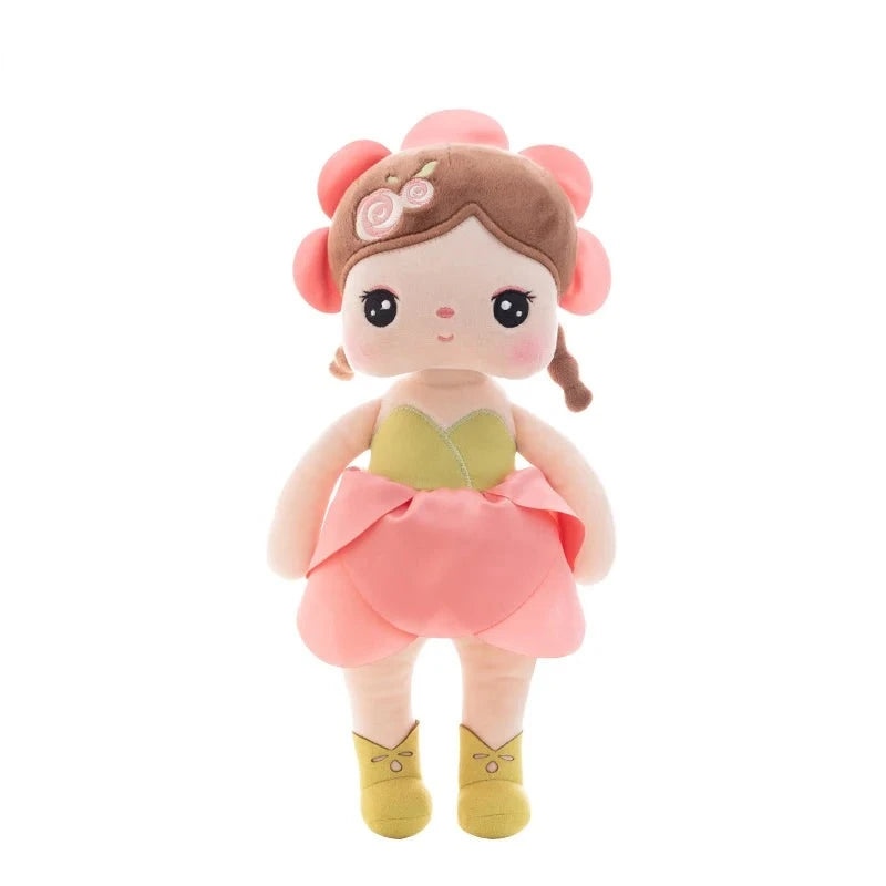 GISELLE, le doudou fée Dolls, est une compagne magique de 34 cm, conçue pour égayer les journées de votre enfant. Avec ses nattes chocolat, sa robe rose, son serre-tête assorti, son haut et ses ballerines feuillage, cette adorable fée devient rapidement le meilleur ami de votre petit(e), lui offrant réconfort et enchantement tout au long de la journée.