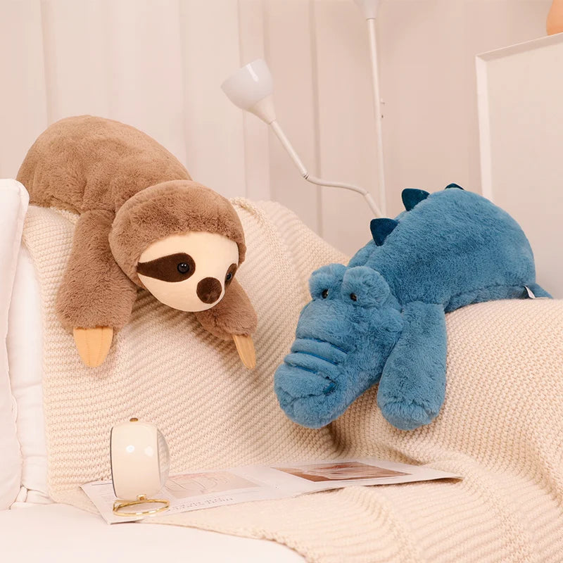 MARIE, le doudou peluche paresseux XL, disponible en trois tailles : 45cm, 60cm et 70cm. Avec son allure adorable et sa douceur irrésistible, MARIE est le compagnon idéal pour les câlins et les moments de détente.