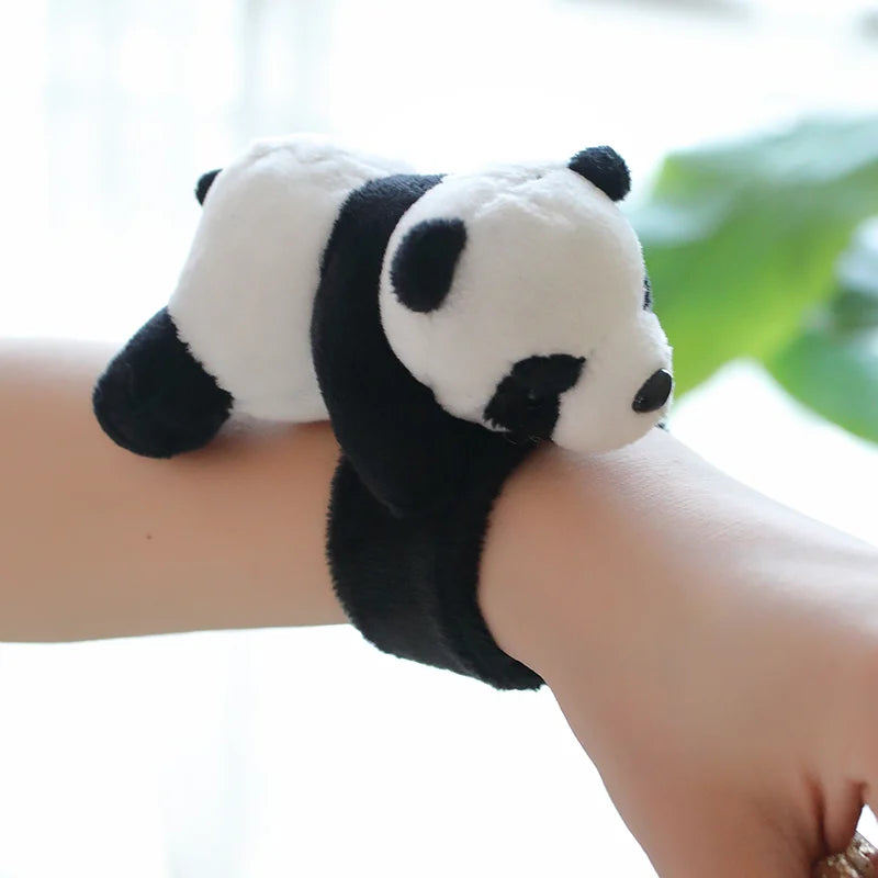 Découvrez TOURKIA, le mini doudou panda bracelet, un adorable compagnon de jeu pour votre bébé. Avec son design mignon et sa taille parfaite pour être porté comme un bracelet ou attaché à divers équipements pour bébé, TOURKIA offre réconfort et amusement où que vous alliez. posé sur un bras