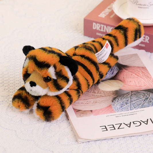 HELENA, le mini doudou tigre, est le compagnon parfait pour les déplacements de votre bébé. Attaché au bras de votre enfant ou à divers équipements pour bébé, HELENA offre confort et réconfort avec son design ludique et sa douceur.