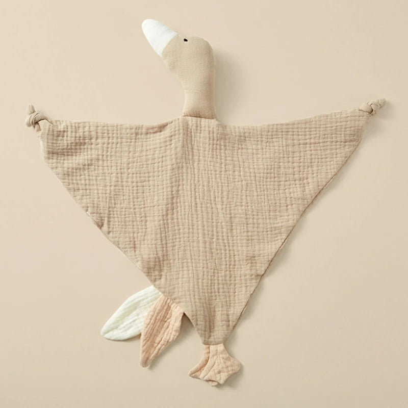 GEORGIA, le doudou oie bébé, se présente en 6 couleurs éclatantes. Son design plat en triangle et ses détails astucieux, tels que deux grandes étiquettes à machouiller et deux noeuds attache tétine aux bouts des ailes avec le bec blanc, en font un doudou magnifique et fonctionnel.