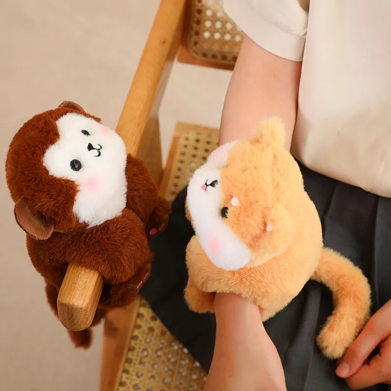 deux doudous; singe et chien face à face, l'un porté au poigné et l'autre sur le bras d'une chaise