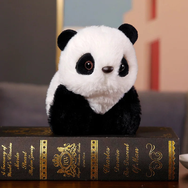 Découvrez PICANTA, le mini doudou panda bracelet, un compagnon de jeu adorable et polyvalent. Avec sa taille idéale et son design mignon, PICANTA peut être porté comme un bracelet ou attaché à divers équipements pour bébé, offrant confort et réconfort à votre enfant où qu'il aille. Image