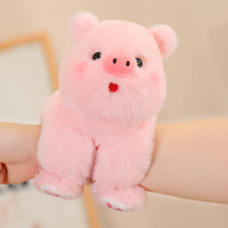 Découvrez BIDA, le mini doudou cochon bracelet, un compagnon doux et pratique pour votre bébé. Avec sa taille compacte et sa conception polyvalente, BIDA peut être porté comme un bracelet ou attaché à divers équipements pour bébé, offrant ainsi un réconfort constant à votre petit. Image