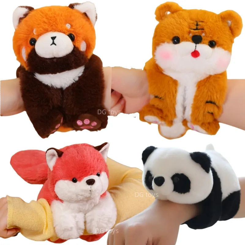  MIPS, le mini doudou bracelet panda roux, qui offre douceur et réconfort à votre bébé tout en étant un accessoire pratique pour les parents. Avec sa taille compacte et sa polyvalence, MIPS est parfait pour accompagner bébé partout où il va. Image